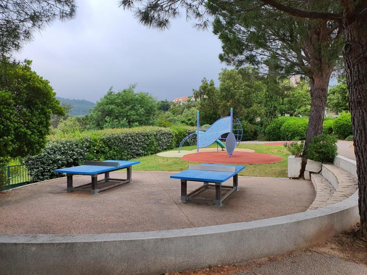 Les ISSAMBRES appart grande terrasse superbe vue mer et golf de saint Tropez, piscine Extérieur photo