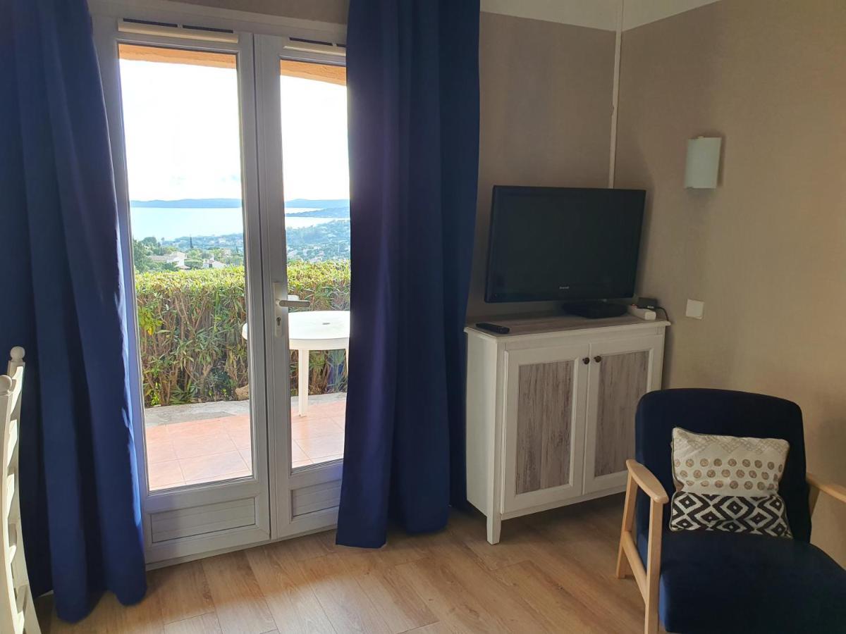 Les ISSAMBRES appart grande terrasse superbe vue mer et golf de saint Tropez, piscine Extérieur photo