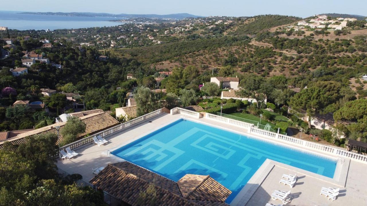 Les ISSAMBRES appart grande terrasse superbe vue mer et golf de saint Tropez, piscine Extérieur photo