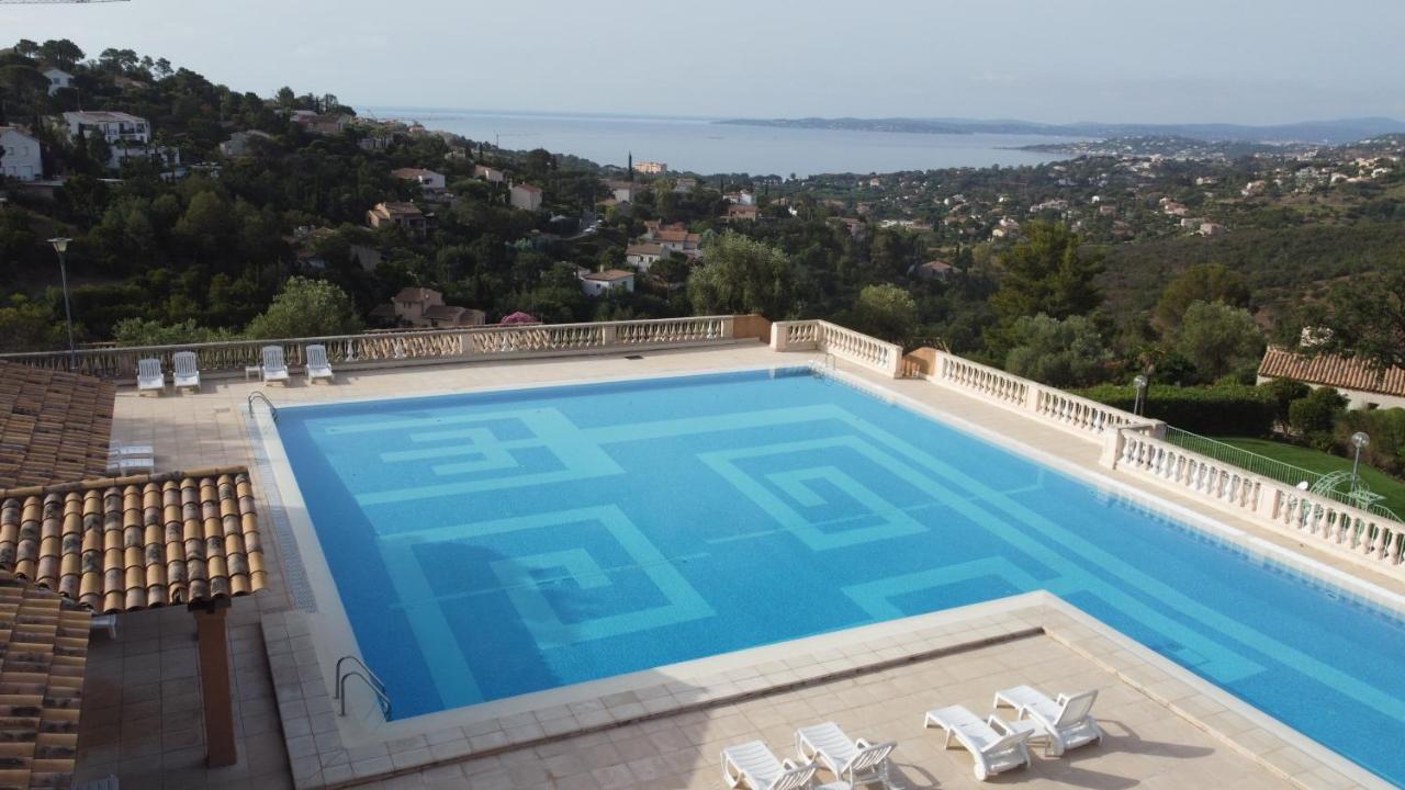 Les ISSAMBRES appart grande terrasse superbe vue mer et golf de saint Tropez, piscine Extérieur photo