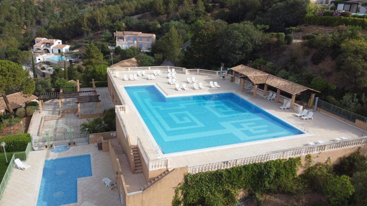 Les ISSAMBRES appart grande terrasse superbe vue mer et golf de saint Tropez, piscine Extérieur photo