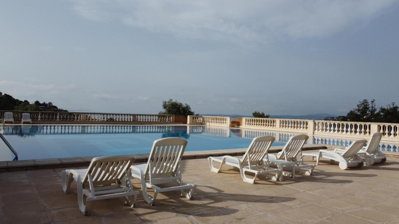 Les ISSAMBRES appart grande terrasse superbe vue mer et golf de saint Tropez, piscine Extérieur photo